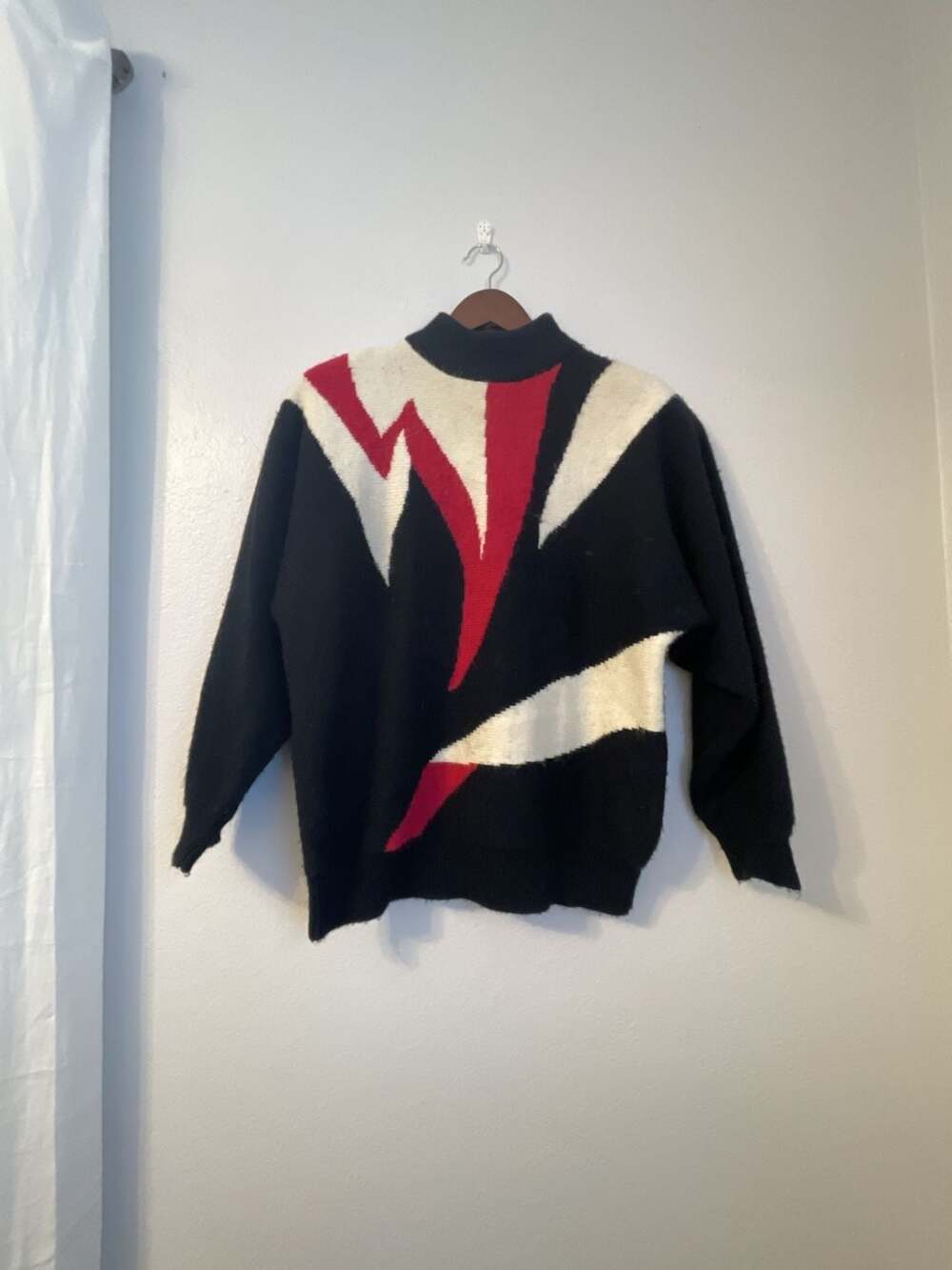 Vintage Retro Geometric Sweater Size L Black Red White
Shoulder pad
Mock neck